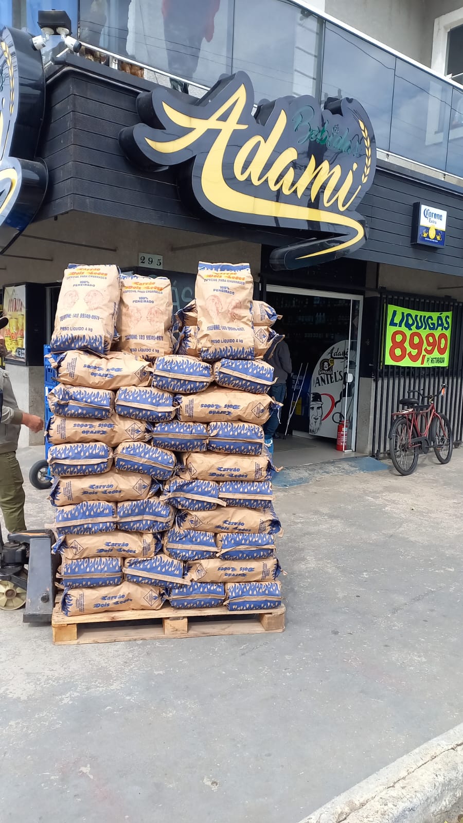 Carvão Dois Leões entregue no mercado Adami em Curitiba