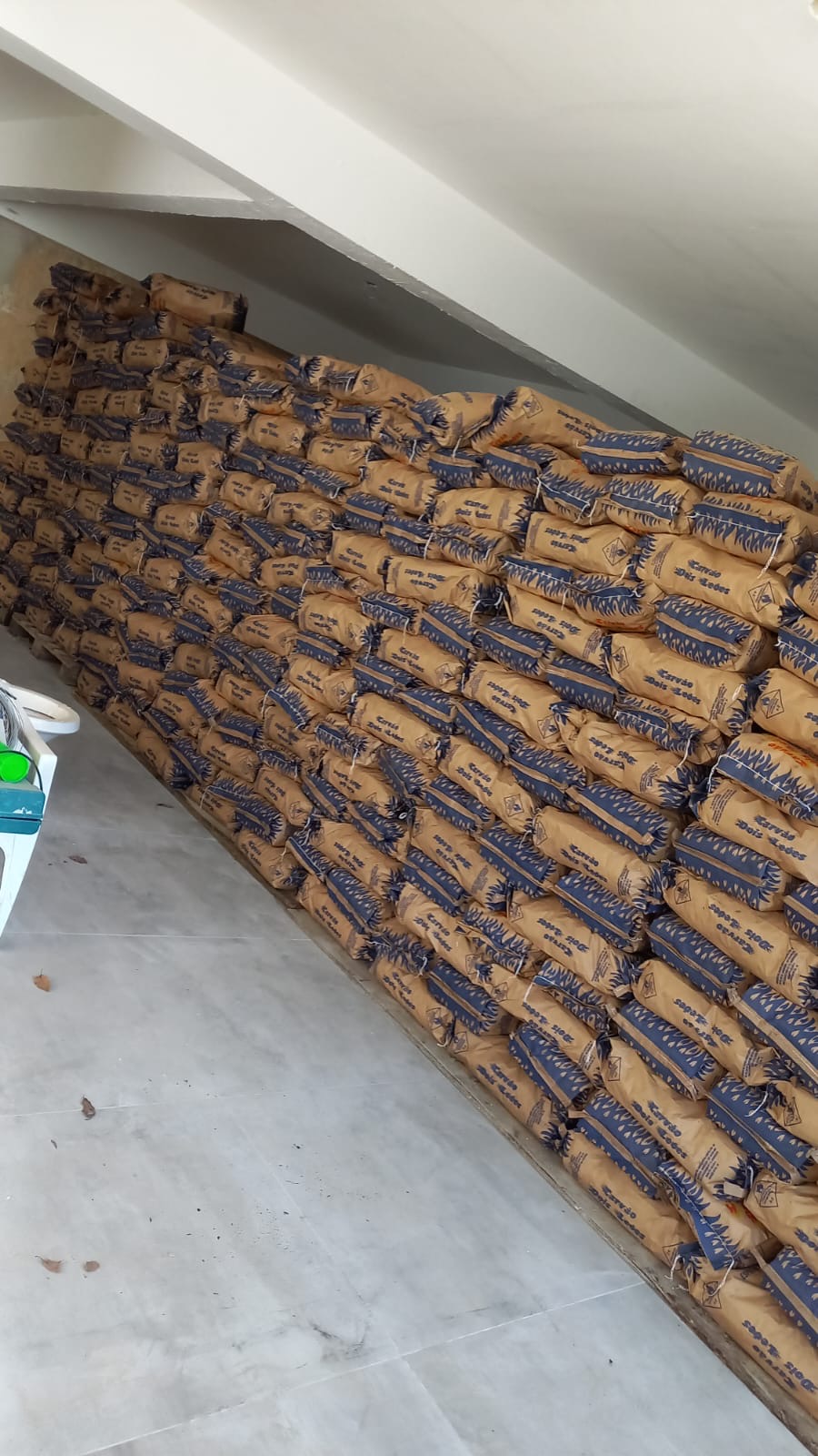 Grande estoque de sacos de carvão Dois Leões no depósito