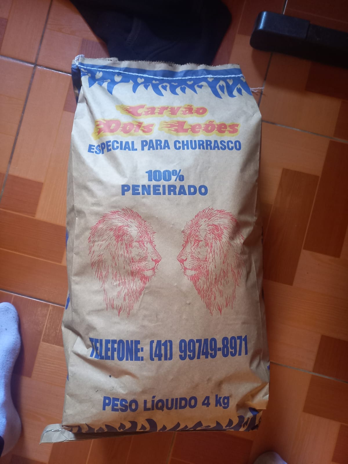 Saco de carvão Dois Leões 4kg especial para churrasco 100% peneirado